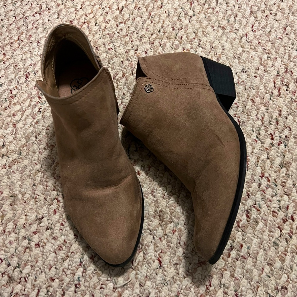 daisy fuentes boots!